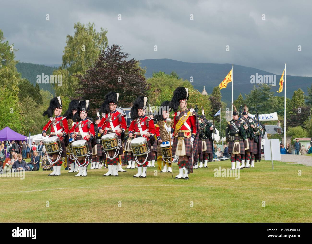 Défilé d'un groupe de pipes écossais au Braemar Gathering, Highland Games. Aberdeenshire Banque D'Images