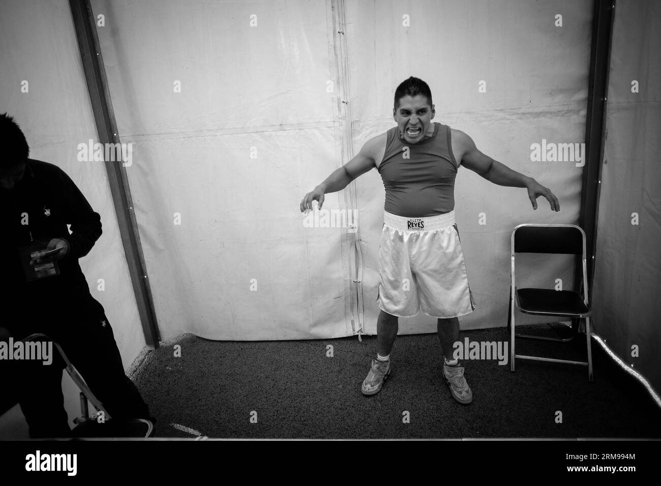MEXICO, le 13 mai 2014 - le policier fédéral Francisco Javier Ruiz Garcia se prépare à participer au Premier Tournoi de boxe pour policiers organisé par le Conseil mondial de boxe et la Commission nationale des sports (CONADE, pour son acronyme en espagnol) au centre de commandement de la police fédérale du Mexique, à Mexico, capitale du Mexique, le 13 mai 2014. Au moins 160 membres de la police fédérale, du secrétaire à la Défense nationale (SEDENA, pour son acronyme en espagnol), du secrétaire à la Marine (SEMAR, pour son acronyme en espagnol), et de la police d'État et municipale participent au tournoi i. Banque D'Images
