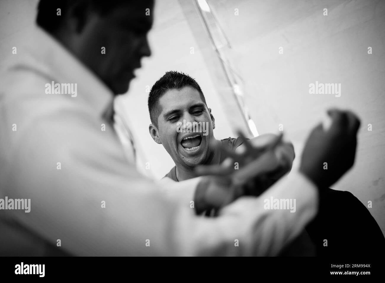 MEXICO, le 13 mai 2014 - le policier fédéral Francisco Javier Ruiz Garcia (à droite) se prépare pour sa participation au Premier Tournoi de boxe pour policiers organisé par le Conseil mondial de boxe et la Commission nationale des sports (CONADE, pour son acronyme en espagnol) au centre de commandement de la police fédérale du Mexique, à Mexico, capitale du Mexique, le 13 mai 2014. Au moins 160 membres de la police fédérale, du secrétaire à la Défense nationale (SEDENA, pour son acronyme en espagnol), du secrétaire à la Marine (SEMAR, pour son acronyme en espagnol), et de la police d'État et municipale participent à la tournée Banque D'Images