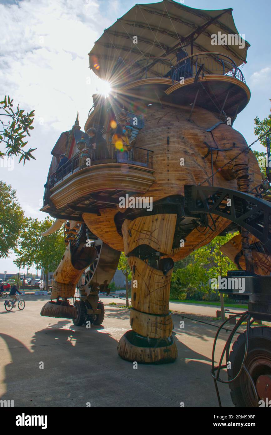 Nantes, France - 18 octobre 2020 : cet éléphant géant fait partie du spectacle des machines de l'île créé par F. Delarozière A. Banque D'Images