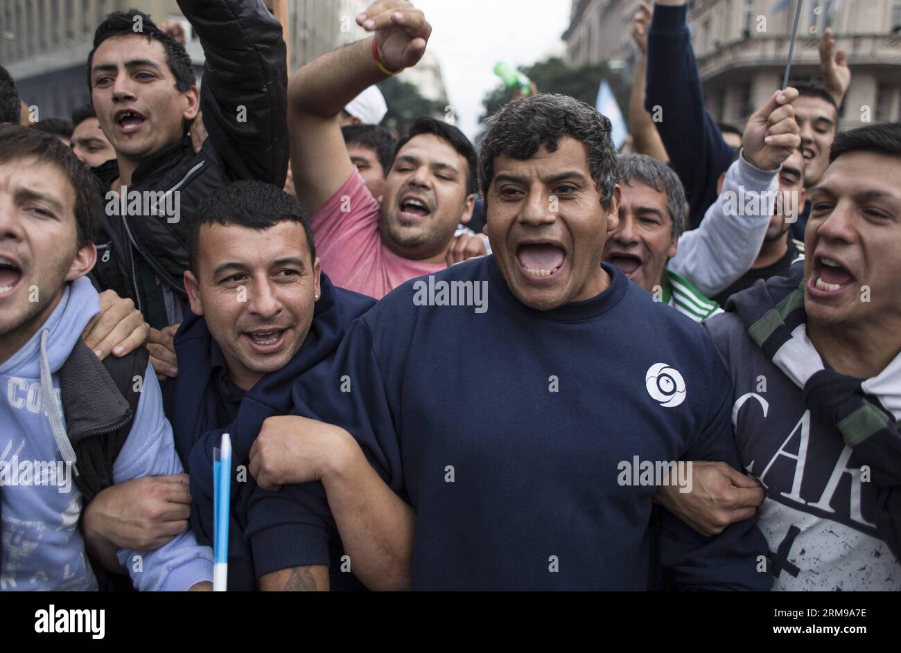BUENOS AIRES, le 14 mai 2014 - les travailleurs du syndicat de l'opposition organisé au sein de la Confédération générale du travail participent à une manifestation à Buenos Aires, capitale de l'Argentine, le 14 mai 2014. Les manifestants ont protesté contre l'impôt sur le revenu, l'inflation, la désoccupation et l'insécurité. Ils ont exigé une avance pour les retraités, selon la presse locale. (Xinhua/Martin Zabala) ARGENTINE-BUENOS AIRES-SOCIETY-PROTEST PUBLICATIONxNOTxINxCHN Buenos Aires Mai 14 2014 les travailleurs de l'Union des laboratoires de l'opposition organisée dans la Confédération générale du travail participent à une Protes Banque D'Images