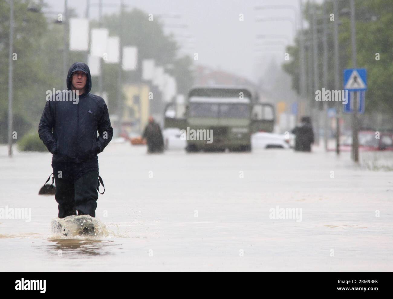 Un résident marche dans les eaux inondées à Banja Luka, capitale de la Republika Srpska, une entité de Bosnie-Herzégovine, le 16 mai 2014. Des centaines de personnes ont été évacuées de leurs maisons à Banja Luka pendant la nuit, alors que les inondations survolaient les routes, les ponts et les voies ferrées, fermant des écoles et coupant l'alimentation électrique et les lignes téléphoniques. (Xinhua/Borislav Zdrinja) BOSNIE-HERZÉGOVINE-BANJA LUKA-INONDATION PUBLICATIONxNOTxINxCHN un résident marche dans les eaux inondées à Banja Luka capitale de la Republika Srpska vers l'entité de Bosnie-Herzégovine LE 16 2014 mai des centaines de célébrités ont été évacuées de t Banque D'Images