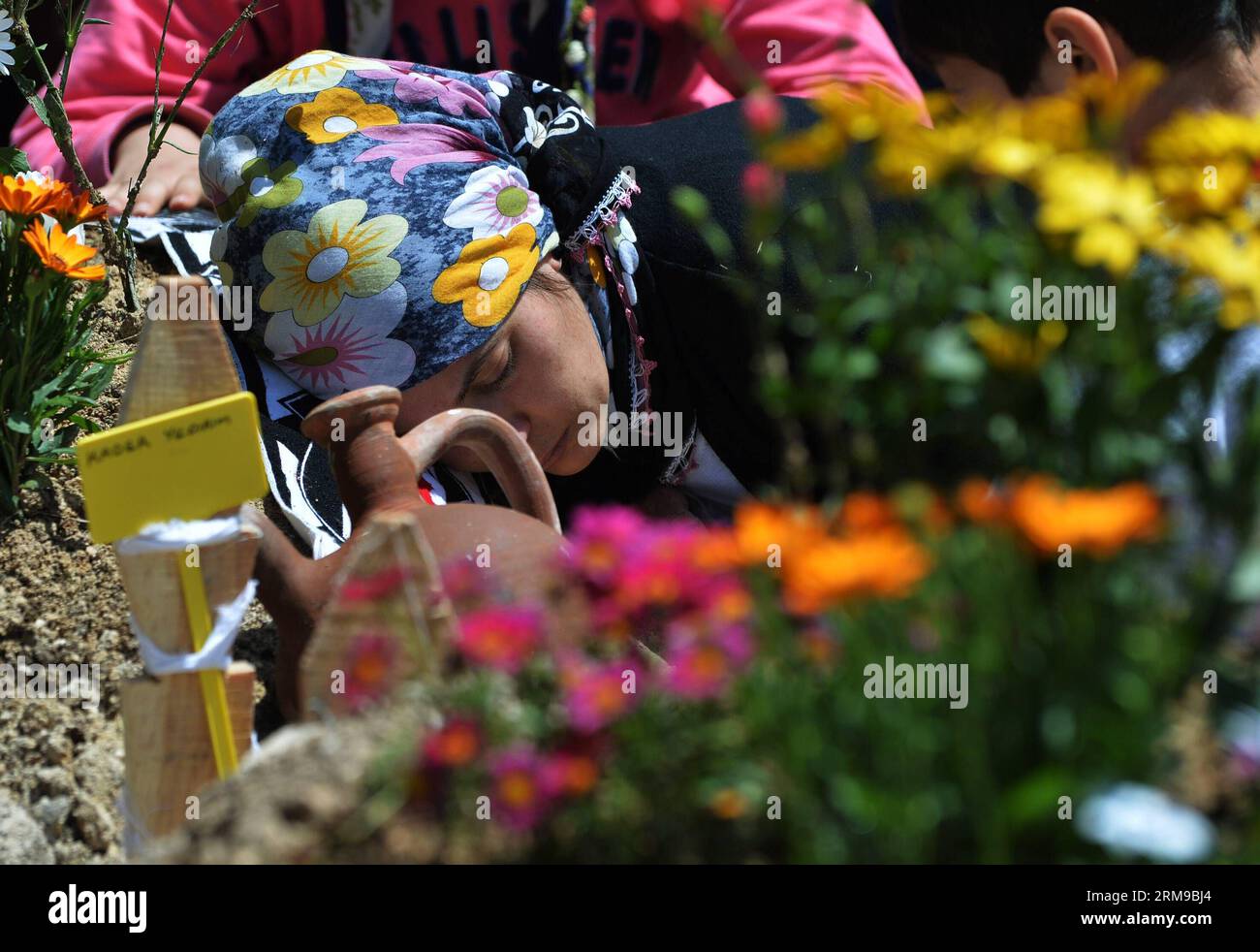 (140516) -- SOMA, (Xinhua) -- Une femme pleure à côté de la tombe d'une victime dans un cimetière à Soma de Manisa, Turquie, le 15 mai 2014. Le nombre de morts dans la pire catastrophe de mine de charbon de Turquie est passé à 292 après que huit autres corps ont été trouvés dans la ville occidentale de Soma, a déclaré vendredi tard le ministre de l'énergie Taner Yildiz. (Xinhua/lu Zhe) TURQUIE-SOMA-MINE DE CHARBON-EXPLOSION-NOMBRE DE MORTS PUBLICATIONxNOTxINxCHN Soma XINHUA une femme pleure à côté d'une tombe S victime dans un cimetière à Soma de Manisa Turquie LE 15 2014 mai le bilan des morts en Turquie S pire désastre de mine de charbon est passé à 292 après que huit autres corps ont été trouvés Banque D'Images