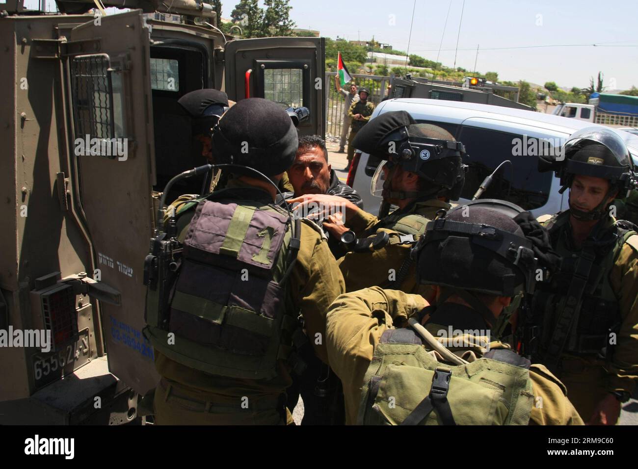 (140517) - Hébron, 17 mai 2014 (Xinhua) - les forces de sécurité israéliennes arrêtent un palestinien près d'une rue principale entre Hébron et Jérusalem, lors d'une manifestation marquant le 66e anniversaire de la Nakba dans la ville d'Hébron en Cisjordanie, le 17 mai 2014. (Xinhua/Mamoun Wazwaz) MIDEAST-HEBRON-AFFRONTEMENTS PUBLICATIONxNOTxINxCHN Hebron Mai 17 2014 XINHUA les forces de sécurité israéliennes arrêtent un PALESTINIEN près d'une rue principale entre Hébron et Jérusalem lors d'une manifestation marquant l'anniversaire de Nakba dans la ville de CISJORDANIE d'Hébron le 17 2014 mai XINHUA Mamoun Wazwaz Mideast Hebron affrontements PUBLICategays PUBLICY Banque D'Images