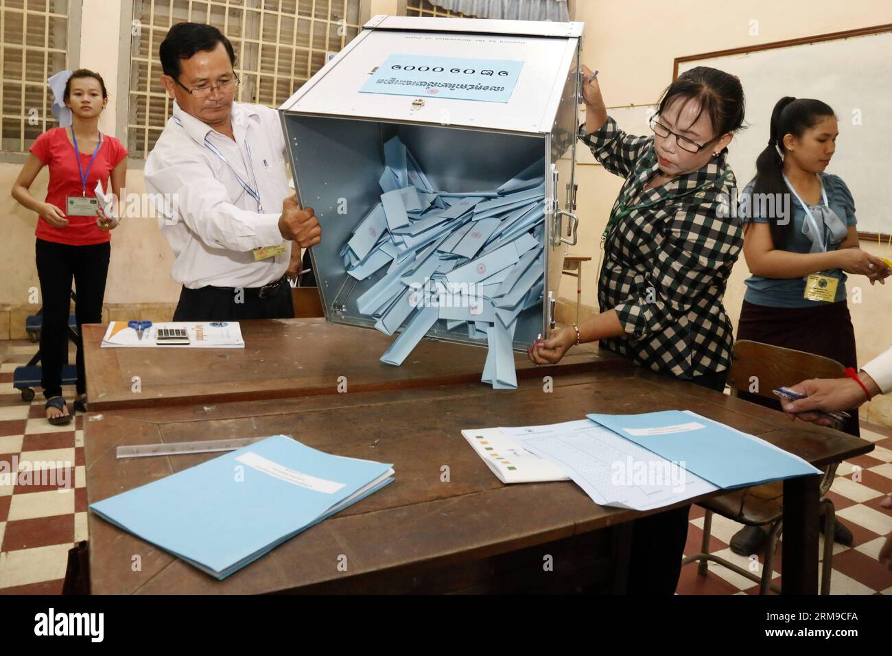 Les responsables du Comité électoral national se préparent à dépouiller les bulletins de vote à Phnom Penh, Cambodge, le 18 mai 2014. Les élections pour les conseillers municipaux, provinciaux et de district ont commencé dimanche matin au Cambodge avec cinq partis politiques qui se sont joints au concours. (Xinhua/PHEARUM) CAMBODGE-PHNOM PENH-ELECTIONS PUBLICATIONxNOTxINxCHN les responsables du Comité ÉLECTORAL national se préparent à compter les bulletins de vote à Phnom Penh Cambodge 18 2014 Mai les élections pour les conseillers municipaux de district provincial ont commencé dimanche matin au Cambodge avec cinq partis politiques se joignant au concours XINHUA Phearum Cambodge élections de Phnom Penh Banque D'Images