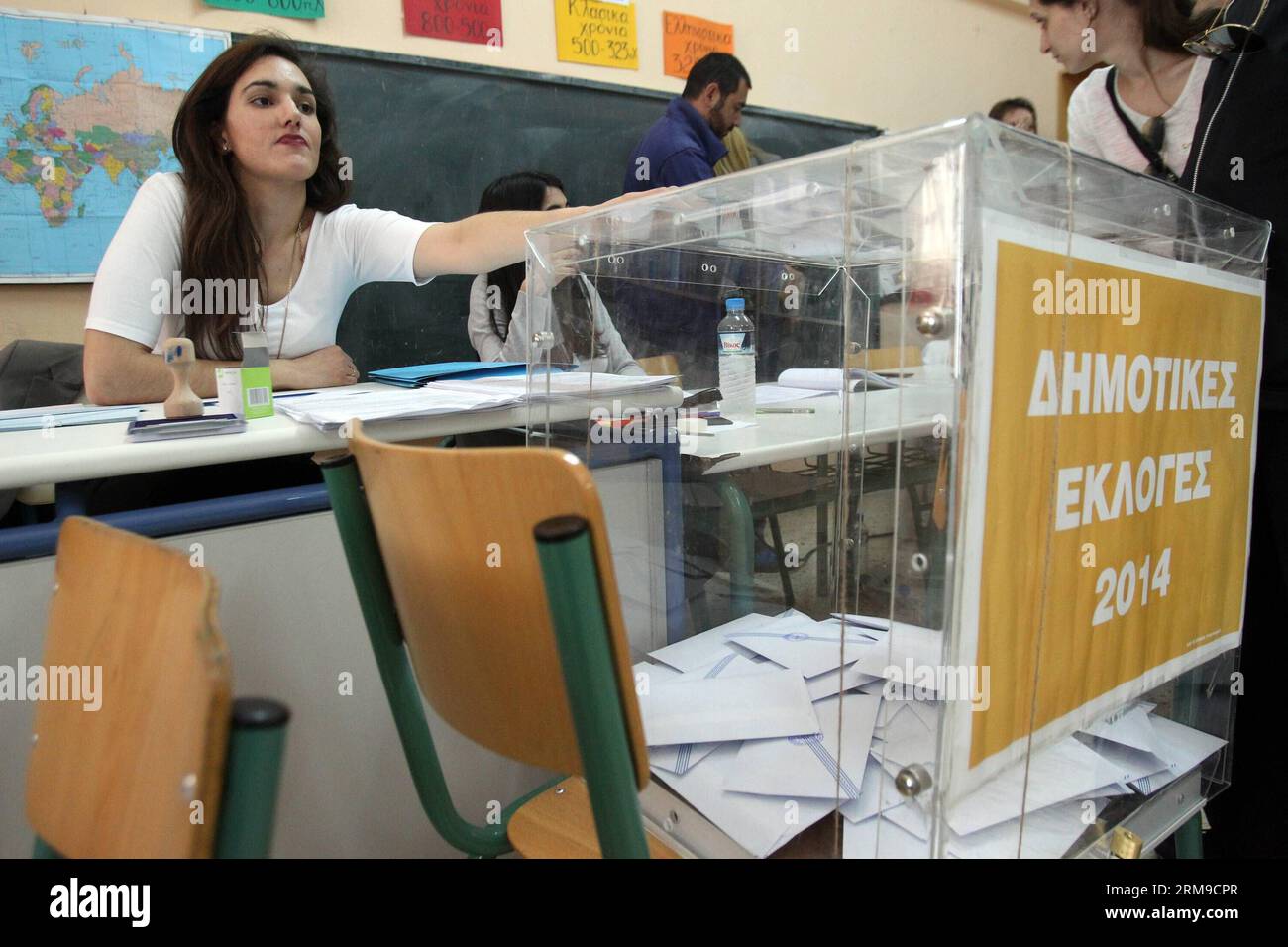 Les gens ont déposé leur bulletin de vote dans un bureau de vote à Athènes, le 18 mai 2014. Environ 9,8 millions de citoyens inscrits sont attendus dans les bureaux de vote tout au long de dimanche pour les élections municipales et régionales qui sont considérées comme un premier test pour le gouvernement et les partis d'opposition avant les élections de mai 25 pour le Parlement européen. (Xinhua) GRÈCE-ATHÈNES-POLITIQUE-ÉLECTION PUBLICATIONxNOTxINxCHN célébrités ont déposé leurs bulletins de vote DANS un bureau de vote à Athènes LE 18 2014 mai environ 9 8 millions de citoyens inscrits sont attendus dans les bureaux de vote tout au long du dimanche pour le E municipal et régional Banque D'Images