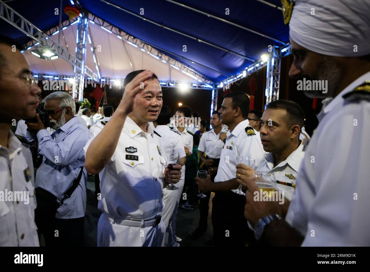 (140518) -- VISAKHAPATNAM, 18 mai 2014 (Xinhua) -- le commandement de la frégate de missiles Weifang Han Xiaohu (C) discute avec des invités indiens lors d'une réception pour le navire d'entraînement Zhenghe et la frégate de missiles Weifang de la Marine chinoise au port de Visakhapatnam en Inde orientale le 18 mai 2014. Le navire-école Zhenghe de la marine chinoise et la frégate de missiles Weifang sont arrivés au port de Visakhapatnam en Inde orientale et ont commencé une visite de 4 jours le samedi 17 mai. (Xinhua/Zheng Huansong) INDE-VISAKHAPATNAM-CHINE-MARINE-RÉCEPTION PUBLICATIONxNOTxINxCHN Mai 18 2014 XINHUA Commandement de la frégate de missiles chinois S Weifang Han C T Banque D'Images