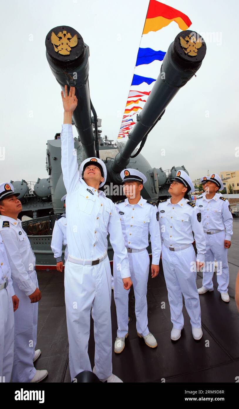 (140519) -- SHANGHAI, 19 mai 2014 (Xinhua) -- des soldats du destroyer chinois Zhengzhou visitent le croiseur russe de missiles guidés Varyag à Shanghai, dans l'est de la Chine, le 19 mai 2014. Les forces navales chinoises et russes ont tenu des activités d'échange lundi pour améliorer la communication mutuelle. Le forage conjoint Sea-2014 aura lieu dans la partie nord de la mer de Chine orientale du 20 au 26 mai. Il s agira du troisième exercice de ce type après des exercices conjoints au large des côtes de l extrême-Orient russe en juillet 2013 et de la mer jaune en avril 2012. (Xinhua/Zha Chunming) (zc) CHINE-SHANGHAI-FORAGE NAVAL CONJOINT-VISITE MUTUELLE (C Banque D'Images