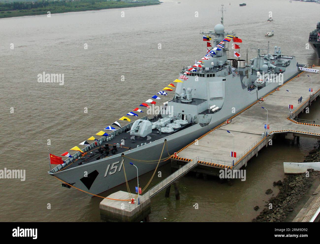 (140519) -- SHANGHAI, 19 mai 2014 (Xinhua) -- des drapeaux flottent sur le destroyer de missiles Zhengzhou à Shanghai, dans l'est de la Chine, le 19 mai 2014. Les forces navales chinoises et russes ont tenu des activités d'échange lundi pour améliorer la communication mutuelle. Le forage conjoint Sea-2014 aura lieu dans la partie nord de la mer de Chine orientale du 20 au 26 mai. Il s agira du troisième exercice de ce type après des exercices conjoints au large des côtes de l extrême-Orient russe en juillet 2013 et de la mer jaune en avril 2012. (Xinhua/Zha Chunming) (zc) CHINE-SHANGHAI-FORAGE NAVAL CONJOINT-VISITE MUTUELLE (CN) PUBLICATIONxNOTxINxCHN Shanghai mai 19 Banque D'Images