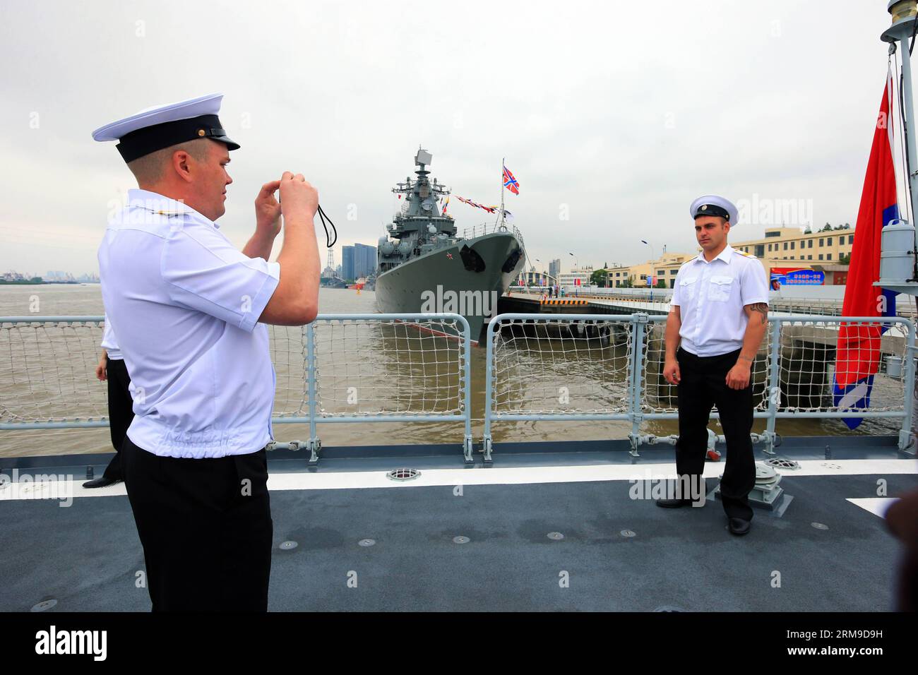 (140519) -- SHANGHAI, 19 mai 2014 (Xinhua) -- des soldats du croiseur russe de missiles guidés Varyag prennent des photos lors d'une visite du destroyer chinois Zhengzhou à Shanghai, dans l'est de la Chine, le 19 mai 2014. Les forces navales chinoises et russes ont tenu des activités d'échange lundi pour améliorer la communication mutuelle. Le forage conjoint Sea-2014 aura lieu dans la partie nord de la mer de Chine orientale du 20 au 26 mai. Il s agira du troisième exercice de ce type après des exercices conjoints au large des côtes de l extrême-Orient russe en juillet 2013 et de la mer jaune en avril 2012. (Xinhua/Zha Chunming) (zc) JOINT NAVY-SHANGHAI Banque D'Images