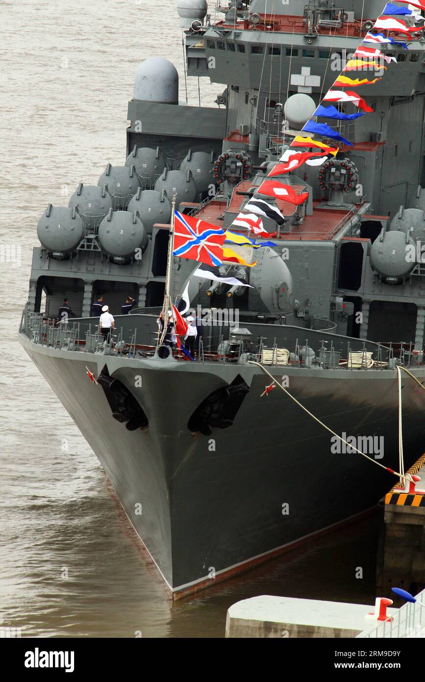 (140519) -- SHANGHAI, 19 mai 2014 (Xinhua) -- des drapeaux flottent sur le croiseur russe de missiles guidés Varyag à Shanghai, dans l'est de la Chine, le 19 mai 2014. Les forces navales chinoises et russes ont tenu des activités d'échange lundi pour améliorer la communication mutuelle. Le forage conjoint Sea-2014 aura lieu dans la partie nord de la mer de Chine orientale du 20 au 26 mai. Il s agira du troisième exercice de ce type après des exercices conjoints au large des côtes de l extrême-Orient russe en juillet 2013 et de la mer jaune en avril 2012. (Xinhua/Zha Chunming) (zc) CHINE-SHANGHAI-FORAGE NAVAL CONJOINT-VISITE MUTUELLE (CN) PUBLICATIONxNOTxINxCHN Shanghai mai 1 Banque D'Images