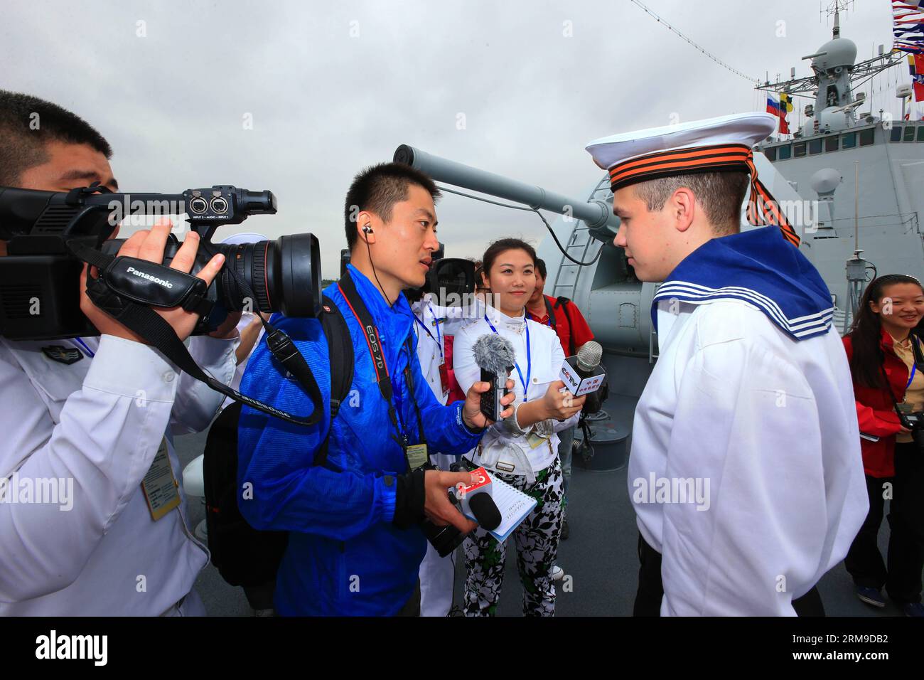 (140519) -- SHANGHAI, 19 mai 2014 (Xinhua) -- des soldats du croiseur russe de missiles guidés Varyag reçoivent une interview lors d'une visite du destroyer chinois Zhengzhou à Shanghai, dans l'est de la Chine, le 19 mai 2014. Les forces navales chinoises et russes ont tenu des activités d'échange lundi pour améliorer la communication mutuelle. Le forage conjoint Sea-2014 aura lieu dans la partie nord de la mer de Chine orientale du 20 au 26 mai. Il s agira du troisième exercice de ce type après des exercices conjoints au large des côtes de l extrême-Orient russe en juillet 2013 et de la mer jaune en avril 2012. (Xinhua/Zha Chunming) (zc) CHINE-SHANGHAI-JOIN Banque D'Images