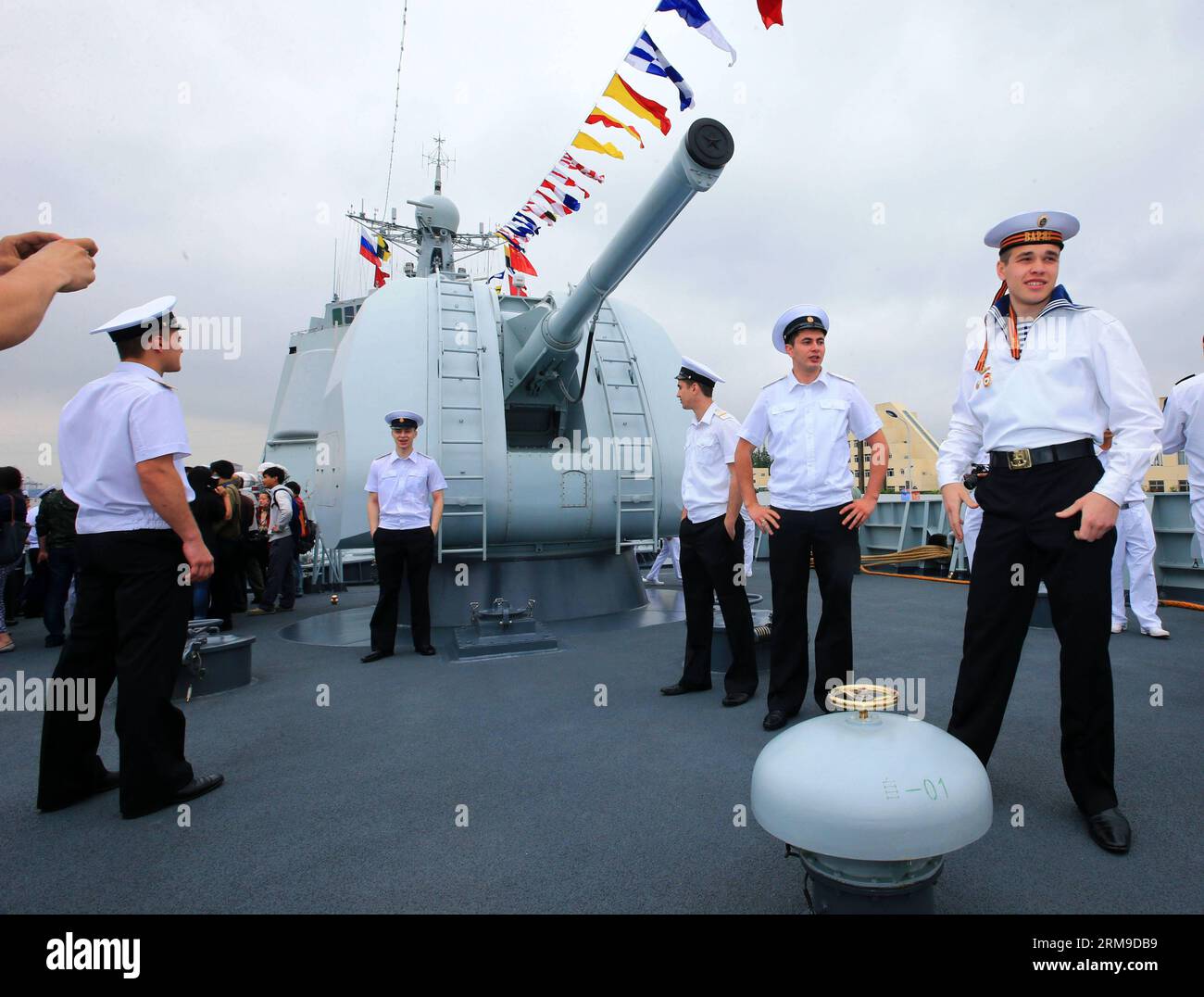 (140519) -- SHANGHAI, 19 mai 2014 (Xinhua) -- des soldats du croiseur russe de missiles guidés Varyag visitent le destroyer chinois Zhengzhou à Shanghai, dans l'est de la Chine, le 19 mai 2014. Les forces navales chinoises et russes ont tenu des activités d'échange lundi pour améliorer la communication mutuelle. Le forage conjoint Sea-2014 aura lieu dans la partie nord de la mer de Chine orientale du 20 au 26 mai. Il s agira du troisième exercice de ce type après des exercices conjoints au large des côtes de l extrême-Orient russe en juillet 2013 et de la mer jaune en avril 2012. (Xinhua/Zha Chunming) (zc) CHINE-SHANGHAI-FORAGE NAVAL CONJOINT-VISITE MUTUELLE (CN Banque D'Images