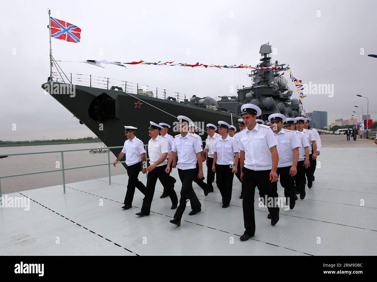 (140519) -- SHANGHAI, 19 mai 2014 (Xinhua) -- des soldats du croiseur russe de missiles guidés Varyag visitent le destroyer chinois Zhengzhou à Shanghai, dans l'est de la Chine, le 19 mai 2014. Les forces navales chinoises et russes ont tenu des activités d'échange lundi pour améliorer la communication mutuelle. Le forage conjoint Sea-2014 aura lieu dans la partie nord de la mer de Chine orientale du 20 au 26 mai. Il s agira du troisième exercice de ce type après des exercices conjoints au large des côtes de l extrême-Orient russe en juillet 2013 et de la mer jaune en avril 2012. (Xinhua/Zha Chunming) (zc) CHINE-SHANGHAI-FORAGE NAVAL CONJOINT-VISITE MUTUELLE (CN Banque D'Images