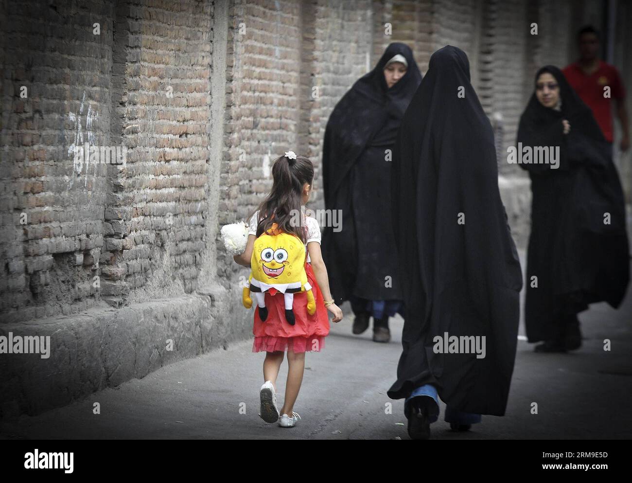 (140520) -- TÉHÉRAN, 20 mai 2014 (Xinhua) -- des femmes vêtues de chador marchent dans une rue de Téhéran, capitale de l'Iran, le 19 mai 2014. Chador est une sorte de hijab formel pour de nombreuses femmes en Iran dans les lieux publics. Le hijab, une couverture des cheveux et du corps pour les femmes, a été rendu public après la révolution islamique en Iran en 1979. (Xinhua/Ahmad Halabisaz)(zhf) IRAN-TEHRAN-WOMEN-HIJAB PUBLICATIONxNOTxINxCHN TEHRAN Mai 20 2014 XINHUA femmes vêtues de Chador marcher DANS une rue à TÉHÉRAN capitale de l'Iran Mai 19 2014 Chador EST un enfant du hijab formel pour BEAUCOUP DE femmes en Iran dans les lieux publics hijab une couverture DE cheveux Banque D'Images