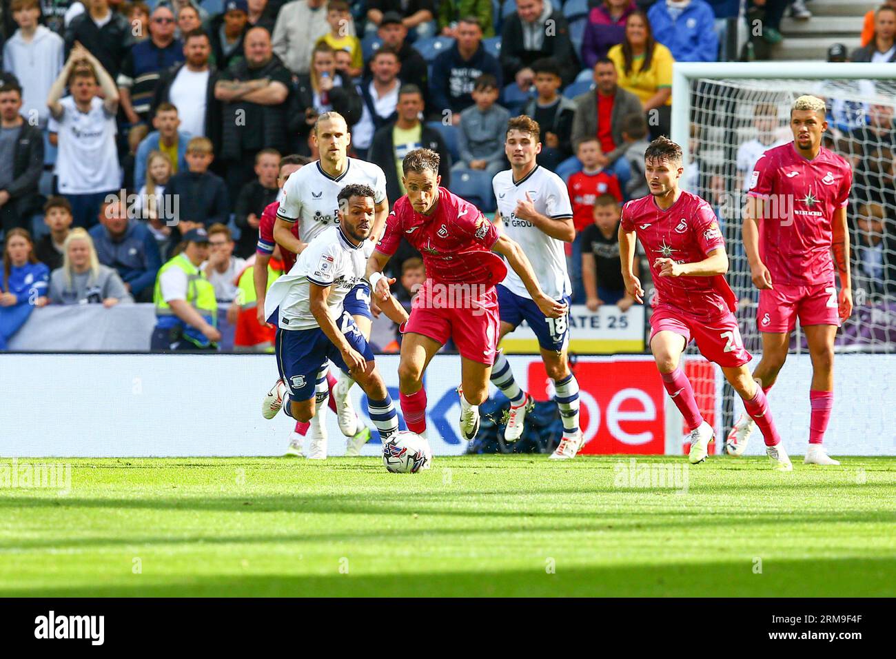 Deepdale Stadium, Preston, Angleterre - 26 août 2023 Jerry Yates (9) de Swansea City apporte le ballon du danger - pendant le match Preston ne v Swansea City, EFL Championship, 2023/24, Deepdale Stadium, Preston, Angleterre - 26 août 2023 crédit : Arthur Haigh/WhiteRosePhotos/Alamy Live News Banque D'Images