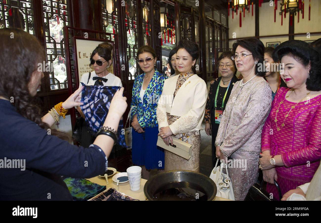 (140521) -- SHANGHAI, 21 mai 2014 (Xinhua) -- Peng Liyuan (3e R, avant), épouse du président chinois Xi Jinping, Bun Rany (arrière), épouse du Premier ministre cambodgien Hun Sen, Mehriban Aliyeva (5e R, avant), épouse du président azerbaïdjanais Ilham Aliyev, Raisa Atambayeva, épouse du président kirghize Almazbek Atambayev (2e R, devant) et Dargia Nazarbayeva, fille du président du Kazakhstan Nursultan Nazarbayev (4e R, devant), assistent à la démonstration du bandhnu, un artisanat traditionnel chinois de teinture avec divers motifs folkloriques, à Shanghai, le 21 mai 2014. Le quatrième sommet de la Conférence sur Int Banque D'Images