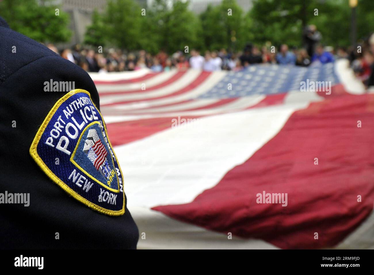 (140521) -- NEW YORK, 21 11 mai 2014 (Xinhua) -- les pompiers, la police et les militaires tiennent le drapeau national 9/11 devant le National September Memorial Museum à New York, États-Unis, le 21 mai 2014. Le musée commémoratif a ouvert ses portes au grand public mercredi après un transfert cérémoniel du drapeau national 9/11, un drapeau américain qui avait flotté au 90 West Street, adjacent à Ground Zero, pendant des semaines après les attaques, dans la collection permanente du musée. (Xinhua/Wang Lei) US-NEW YORK-SEPT. 11 MEMORIAL MUSEUM-OUVERTURE AU PUBLIC PUBLICATIONxNOTxINxCHN New York mai 21 Banque D'Images