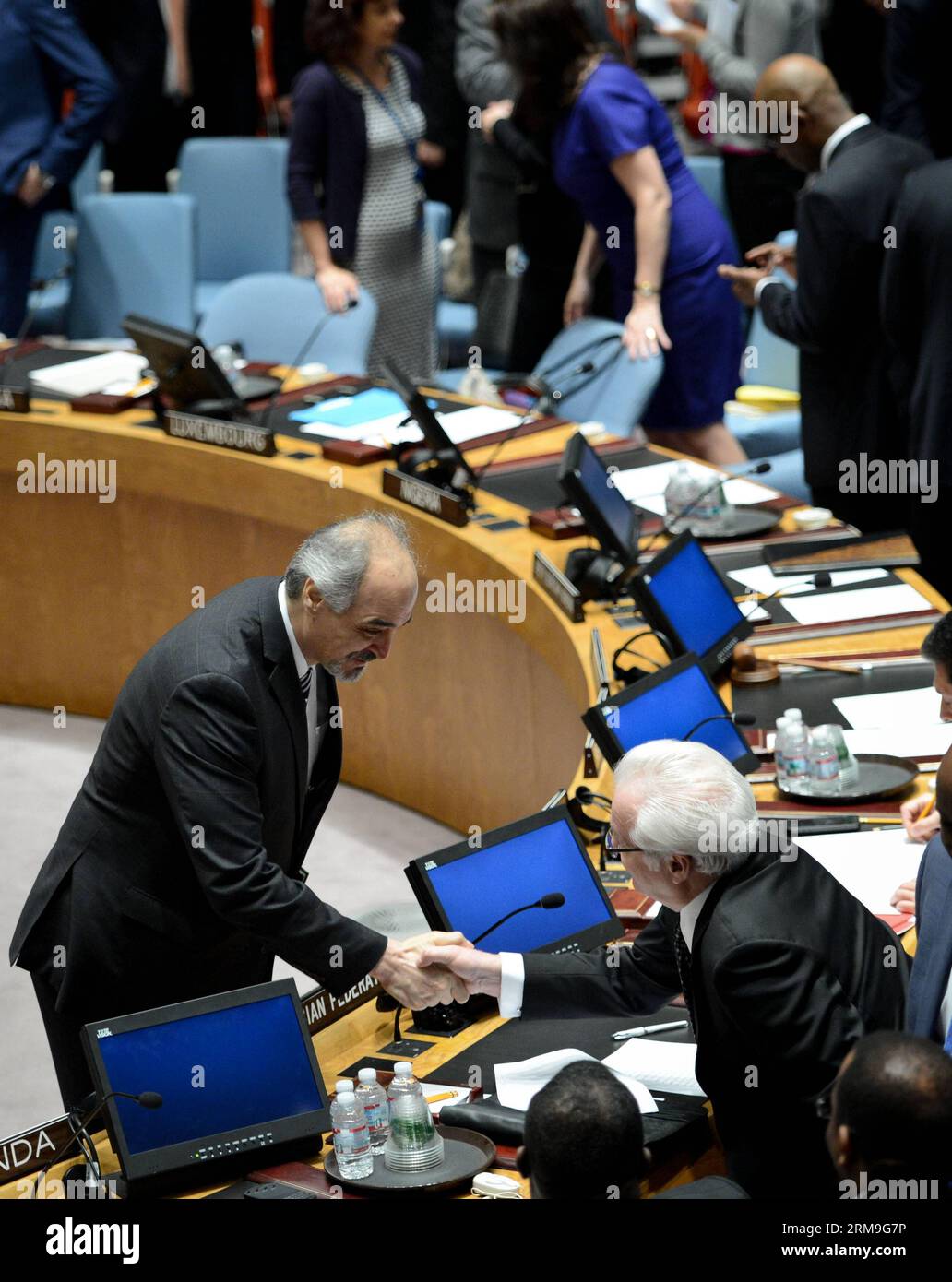 (140522) -- New York, 22 mai 2014 (Xinhua) -- Bashar Ja afari (front L), représentant permanent de la Syrie auprès des Nations Unies, serre la main de son homologue russe Vitaly Churkin avant que le Conseil de sécurité vote un projet de résolution sur la Syrie, au siège de l ONU à New York, le 22 mai 2014. La Russie et la Chine, deux membres permanents du Conseil de sécurité de l’ONU, ont utilisé jeudi leur droit de veto sur un projet de résolution visant à renvoyer la guerre civile syrienne à la Cour pénale internationale (CPI). (Xinhua/Niu Xiaolei) un-CONSEIL DE SÉCURITÉ-SYRIE-RESOLUTION PUBLICATIONxNOTxINxCHN Nouveau Banque D'Images