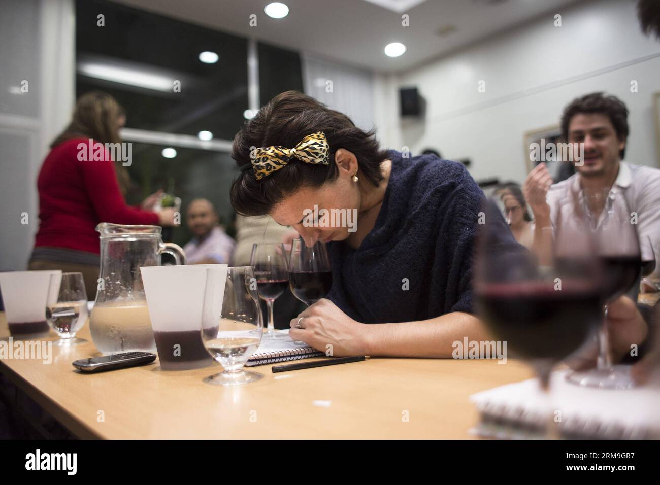 BUENOS AIRES, 22 mai 2014 (Xinhua) -- un étudiant participe à une restauration viticole à l'école des Sommeliers argentins, à Buenos Aires, capitale de l'Argentine, le 22 mai 2014. Le sommelier est un expert du monde du vin, capable de reconnaître les caractéristiques, les défauts et les vertus de la boisson. L'École Argentine des Sommeliers, en association avec l'École Argentine du vin, a inauguré en avril une école à Shanghai de l'est de la Chine, visant à stimuler l'interaction avec les consommateurs chinois, et à améliorer la réputation des vins argentins en Chine. (Xinhua/Martin Zabala) (zjy) ARGENTINE-BUENOS A Banque D'Images