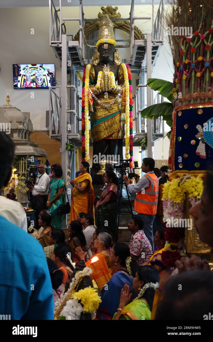 Londres, Royaume-Uni. 27 août 2023. Des membres de la communauté tamoule hindoue se réunissent à East Ham pour célébrer Rathayatra, qui voit des chars défiler dans les rues, accompagnés de cérémonies religieuses. Les rues à l'extérieur des magasins le long de la rue principale sont décorées avec des motifs de mandala colorés, et la plupart des gens portent des vêtements indiens traditionnels. © Simon King/ Alamy Live News Banque D'Images