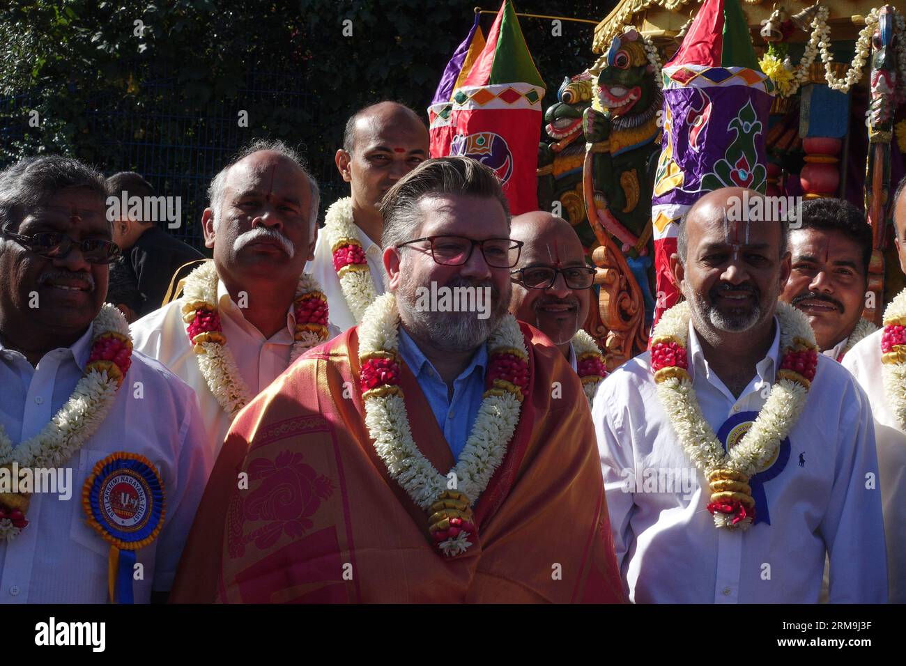 Londres, Royaume-Uni. 27 août 2023. Des membres de la communauté tamoule hindoue se réunissent à East Ham pour célébrer Rathayatra, qui voit des chars défiler dans les rues, accompagnés de cérémonies religieuses. Les rues à l'extérieur des magasins le long de la rue principale sont décorées avec des motifs de mandala colorés, et la plupart des gens portent des vêtements indiens traditionnels. © Simon King/ Alamy Live News Banque D'Images