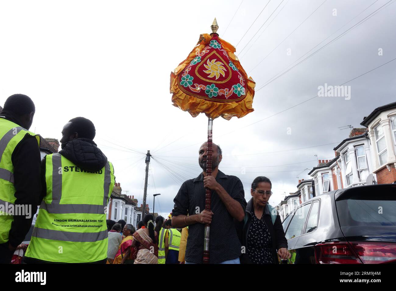 Londres, Royaume-Uni. 27 août 2023. Des membres de la communauté tamoule hindoue se réunissent à East Ham pour célébrer Rathayatra, qui voit des chars défiler dans les rues, accompagnés de cérémonies religieuses. Les rues à l'extérieur des magasins le long de la rue principale sont décorées avec des motifs de mandala colorés, et la plupart des gens portent des vêtements indiens traditionnels. © Simon King/ Alamy Live News Banque D'Images