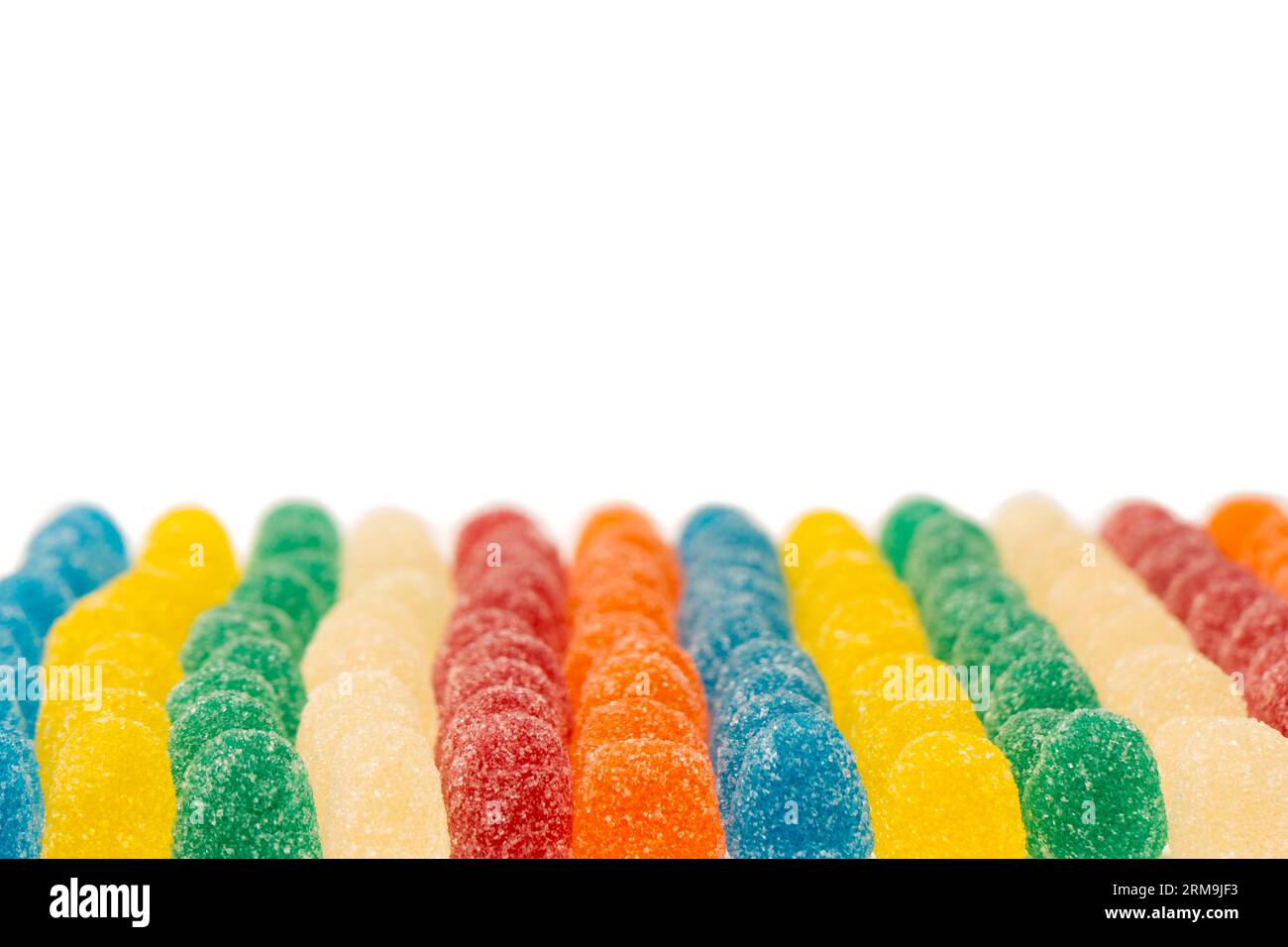 Assortiment de bonbons colorés et délicieux isolés sur fond blanc. Vue de dessus. Bonbons en gelée. Banque D'Images