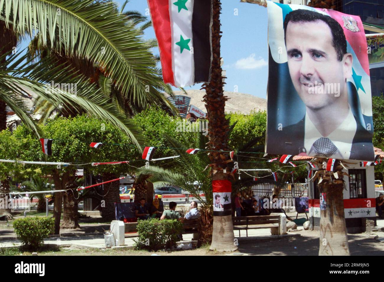 Les gens marchent sous les affiches des élections présidentielles syriennes à Damas, le 25 mai 2014. Les campagnes électorales en Syrie ont débuté le 11 mai et se termineraient 24 heures avant le scrutin. (Xinhua/Bassem Tellawi) SYRIE-DAMAS-POLITIQUE-ÉLECTION PUBLICATIONxNOTxINxCHN les célébrités marchent sous les affiches de la Syrie S élections présidentielles à Damas LE 25 2014 mai les campagnes électorales en Syrie ont commencé LE 11 mai et se termineront 24 heures avant le vote XINHUA Bassem Syrie Damas ÉLECTION POLITIQUE PUBLICATIONxNOTxINxCHN Banque D'Images
