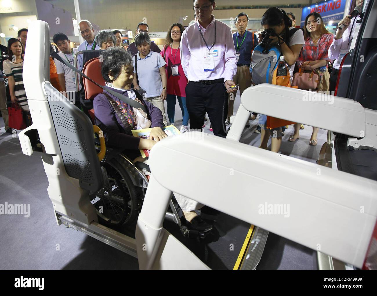 Un visiteur essaie un véhicule accessible en fauteuil roulant à la 9e exposition internationale chinoise des soins aux personnes âgées, de la médecine de réadaptation et des soins de santé à Shanghai, dans l'est de la Chine, le 26 mai 2014. L’exposition senior CARE a débuté lundi, où plus de 300 entreprises du monde entier ont présenté leurs produits. (Xinhua/Ding Ting) (hdt) CHINA-SHANGHAI-SENIOR CARE-EXPO (CN) PUBLICATIONxNOTxINxCHN un visiteur essaie un véhicule accessible en fauteuil roulant À la 9e exposition internationale chinoise de médecine de réadaptation et de soins de santé pour les personnes âgées à Shanghai est de la Chine mai 26 2014 l'exposition Senior Care a débuté ici lundi Whe Banque D'Images Un visiteur essaie un véhicule accessible en fauteuil roulant à la 9e exposition internationale chinoise des soins aux personnes âgées, de la médecine de réadaptation et des soins de santé à Shanghai, dans l'est de la Chine, le 26 mai 2014. L’exposition senior CARE a débuté lundi, où plus de 300 entreprises du monde entier ont présenté leurs produits. (Xinhua/Ding Ting) (hdt) CHINA-SHANGHAI-SENIOR CARE-EXPO (CN) PUBLICATIONxNOTxINxCHN un visiteur essaie un véhicule accessible en fauteuil roulant À la 9e exposition internationale chinoise de médecine de réadaptation et de soins de santé pour les personnes âgées à Shanghai est de la Chine mai 26 2014 l'exposition Senior Care a débuté ici lundi Whe Banque D'Images