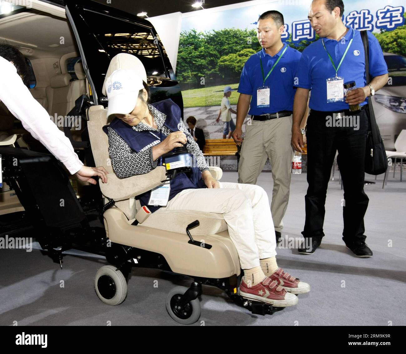 Un visiteur essaie un véhicule accessible en fauteuil roulant à la 9e exposition internationale chinoise des soins aux personnes âgées, de la médecine de réadaptation et des soins de santé à Shanghai, dans l'est de la Chine, le 26 mai 2014. L’exposition senior CARE a débuté lundi, où plus de 300 entreprises du monde entier ont présenté leurs produits. (Xinhua/Fang Zhe) (hdt) CHINA-SHANGHAI-SENIOR CARE-EXPO (CN) PUBLICATIONxNOTxINxCHN un visiteur essaie un véhicule accessible en fauteuil roulant À la 9e exposition internationale chinoise de médecine de réadaptation et de soins de santé pour les personnes âgées à Shanghai est en Chine le 26 2014 mai l'exposition Senior Care a débuté ici lundi Wher Banque D'Images Un visiteur essaie un véhicule accessible en fauteuil roulant à la 9e exposition internationale chinoise des soins aux personnes âgées, de la médecine de réadaptation et des soins de santé à Shanghai, dans l'est de la Chine, le 26 mai 2014. L’exposition senior CARE a débuté lundi, où plus de 300 entreprises du monde entier ont présenté leurs produits. (Xinhua/Fang Zhe) (hdt) CHINA-SHANGHAI-SENIOR CARE-EXPO (CN) PUBLICATIONxNOTxINxCHN un visiteur essaie un véhicule accessible en fauteuil roulant À la 9e exposition internationale chinoise de médecine de réadaptation et de soins de santé pour les personnes âgées à Shanghai est en Chine le 26 2014 mai l'exposition Senior Care a débuté ici lundi Wher Banque D'Images