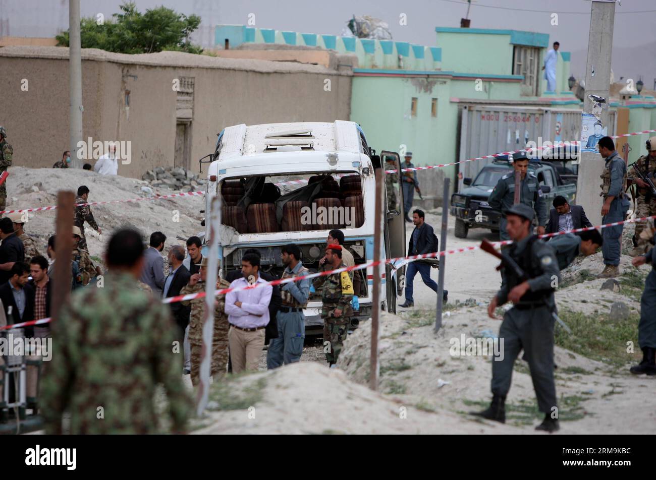 (140526) -- KABOUL, 26 mai 2014 (Xinhua) -- les forces de sécurité afghanes inspectent le site de l'attentat suicide à Kaboul, Afghanistan, le 26 mai 2014. Un kamikaze a pris pour cible un bus de membres de l'armée nationale afghane dans la capitale Kaboul lundi, tuant au moins quatre personnes, dont l'attaquant, et blessant quatre autres, a déclaré un officier de l'armée sur le site de l'explosion. (Xinhua/Ahmad Massoud) AFGHANISTAN-KABOUL-ATTACK PUBLICATIONxNOTxINxCHN Kaboul Mai 26 2014 les forces de sécurité afghanes de XINHUA inspectent le site de l'attentat suicide à Kaboul Afghanistan Mai 26 2014 un attentat suicide a visé un autobus de NAT afghan Banque D'Images