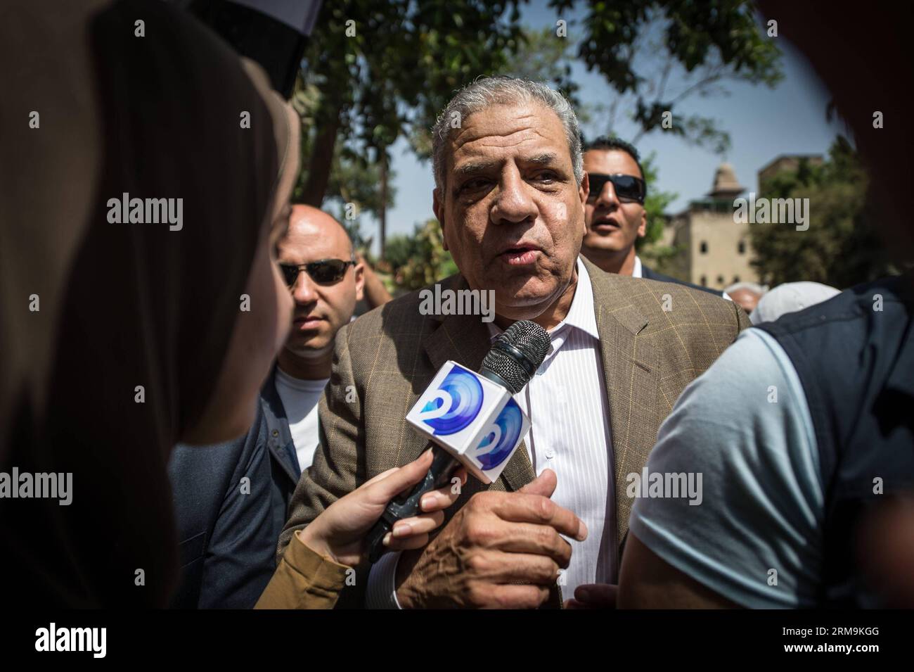 Le Premier ministre égyptien par intérim Ibrahim Mahlab (C) reçoit un entretien dans un bureau de vote au Caire, en Égypte, le 26 mai 2014. Les électeurs égyptiens ont commencé à voter lundi à travers le pays lors des premières élections présidentielles qui ont suivi l'éviction de l'ancien président islamiste Mohamed Morsi. (Xinhua/Pan Chaoyue) EGYPTE-LE CAIRE-ÉLECTIONS PRÉSIDENTIELLES-VOTE PUBLICATIONxNOTxINxCHN Egypte le Premier ministre intérimaire Ibrahim Mahlab C reçoit une entrevue À un bureau de vote au Caire Egypte Mai 26 2014 les électeurs égyptiens ont commencé à lancer leurs bulletins de vote lundi à travers le pays dans le Premier Presi Banque D'Images