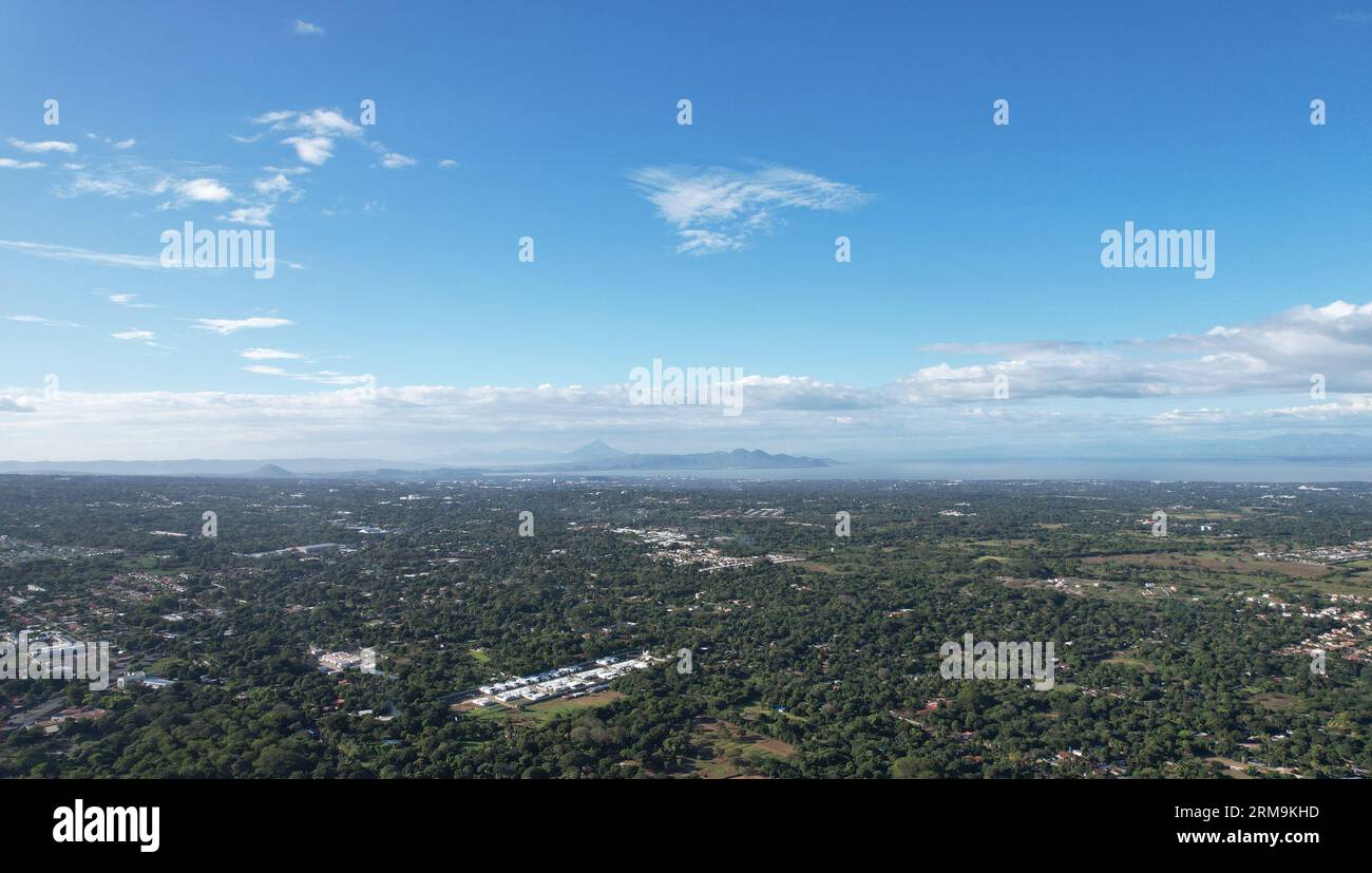 Capitale au Nicaragua dans le paysage naturel vert vue aérienne drone Banque D'Images