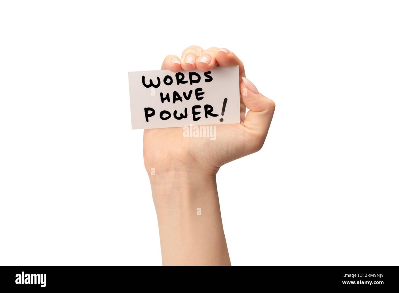 Les mots ont un texte de puissance sur une carte dans une main de femme isolée sur un fond blanc. Banque D'Images