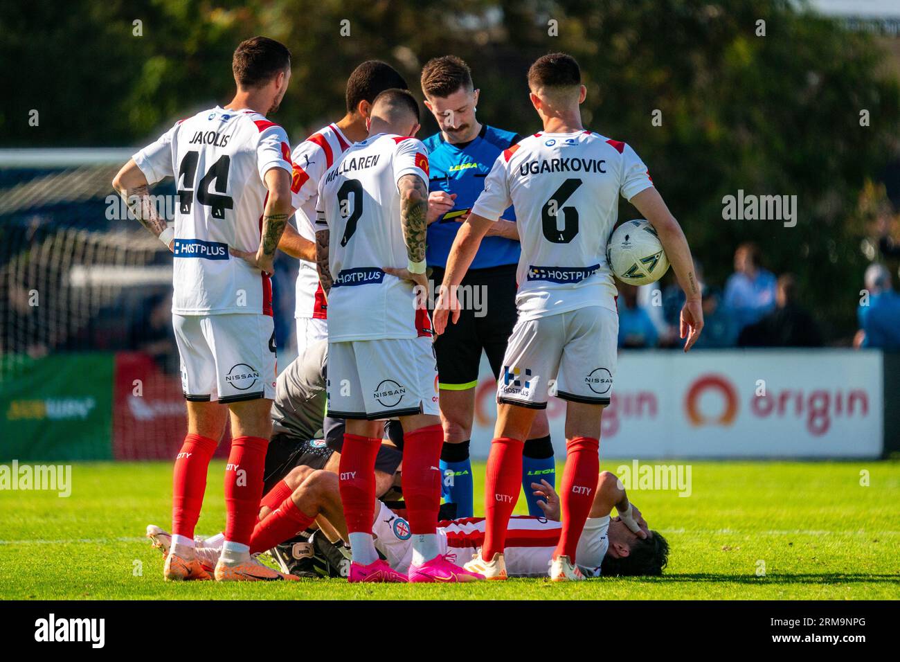 Oakleigh, Australie. 27 août 2023. Les joueurs de Melbourne City se rassemblent autour de l'arbitre et un joueur blessé après une faute de l'opposition. Crédit : James Forrester/Alamy Live News Banque D'Images