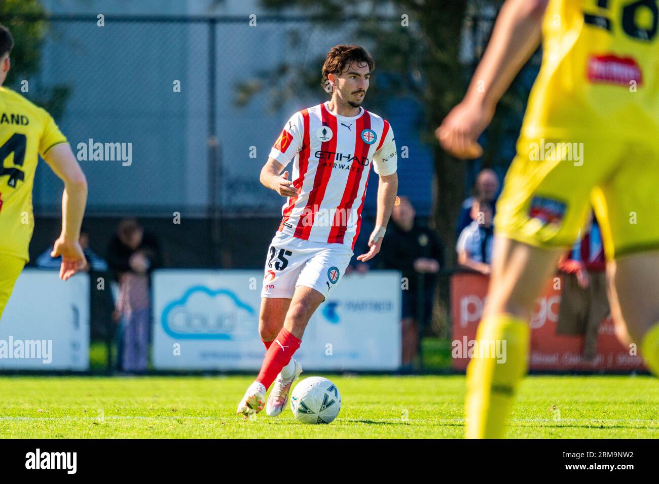 Oakleigh, Australie. 27 août 2023. Callum Talbot, joueur de Melbourne City, pousse vers l'avant dans le milieu de terrain avec la possession du ballon. Crédit : James Forrester/Alamy Live News Banque D'Images
