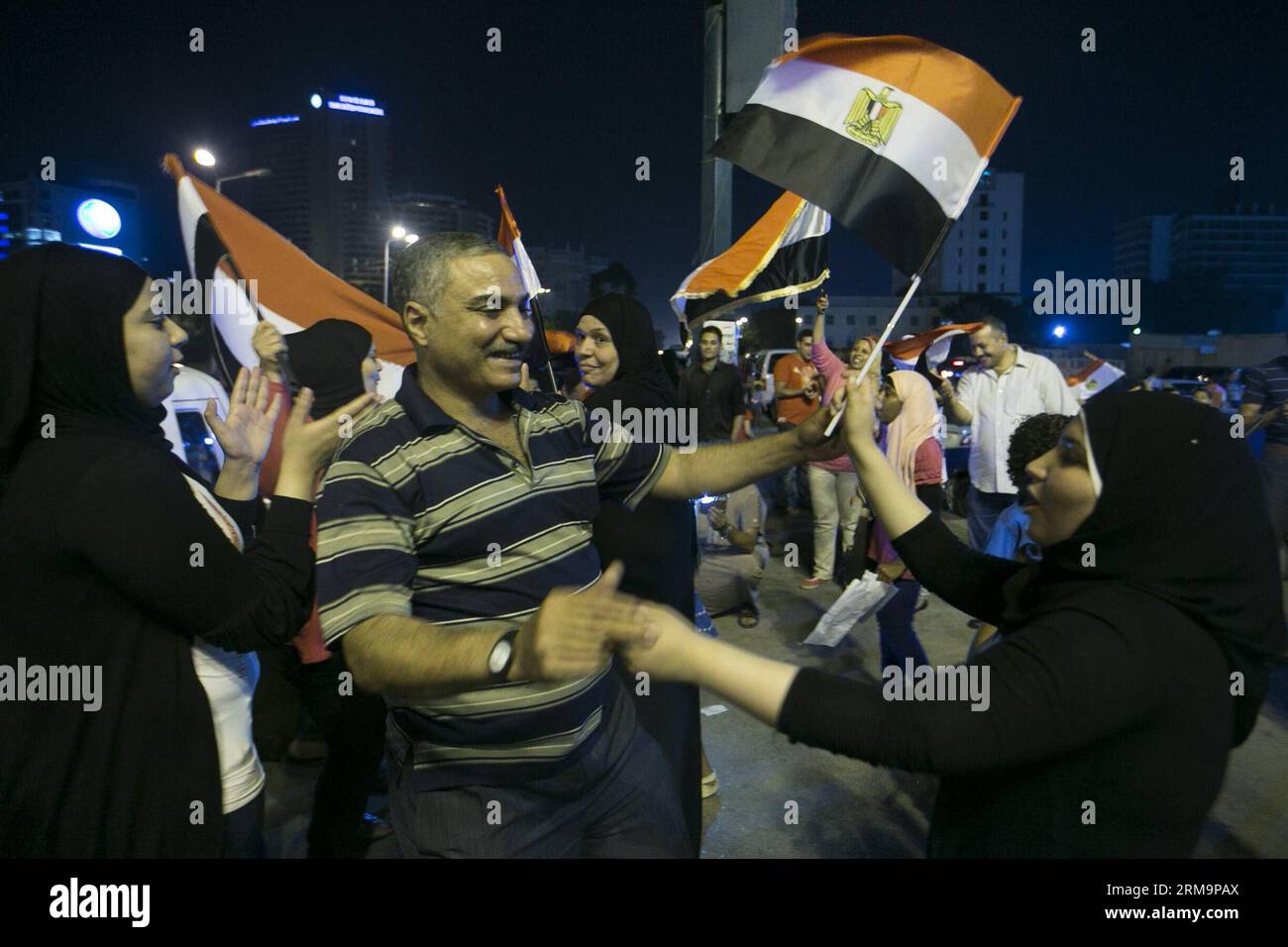 Les Égyptiens dansent lors d'un rassemblement pour célébrer la victoire d'Abdel Fattah al-Sissi à l'élection présidentielle sur la place Tahrir au Caire, en Égypte, le 28 mai 2014. Le décompte initial du scrutin mercredi a montré que l'ancien chef militaire égyptien Abdel Fattah al-Sisi obtiendrait une victoire écrasante à l'élection présidentielle qui vient de se terminer. (Xinhua/Cui Xinyu) (srb) ÉGYPTE-CAIRE-ÉLECTION PRÉSIDENTIELLE-RÉSULTAT PUBLICATIONxNOTxINxCHN les Égyptiens dansent lors d'un rassemblement pour célébrer la victoire d'Abdel Fattah Al Sisi à l'ÉLECTION présidentielle SUR la place Tahrir au Caire Égypte Mai 28 2014 vote initial compté mercredi Banque D'Images