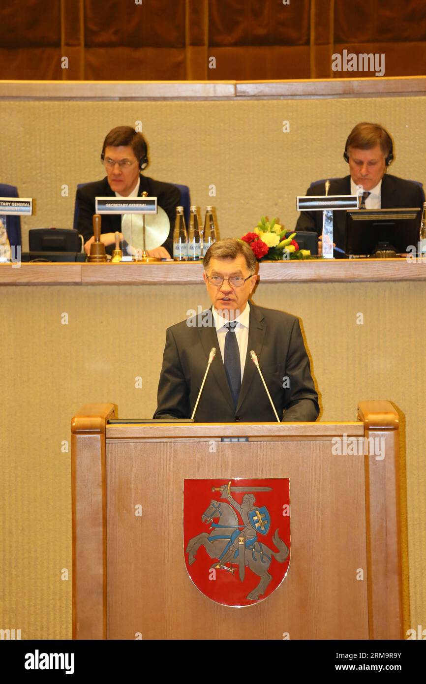 (140530) -- VILNIUS, 30 mai 2014 (Xinhua) -- le Premier ministre lituanien Algirdas Butkevicius prend la parole lors de la session de printemps de l'Assemblée parlementaire de l'OTAN (AP) à Vilnius, le 30 mai 2014. L'Assemblée parlementaire de l'OTAN (AP) a commencé sa session de printemps ici vendredi, réunissant quelque 600 participants. La session traitera de la situation en Ukraine, en Afghanistan, de l intégration euro-atlantique de la Géorgie, de la sécurité transatlantique, de la cybersécurité spatiale, etc (Xinhua/BU Peng) LITUANIE-VILNIUS-OTAN PA-SPRING SESSION PUBLICATIONxNOTxINxCHN Vilnius Mai 30 2014 Premier ministres XINHUA de Lituanie Banque D'Images