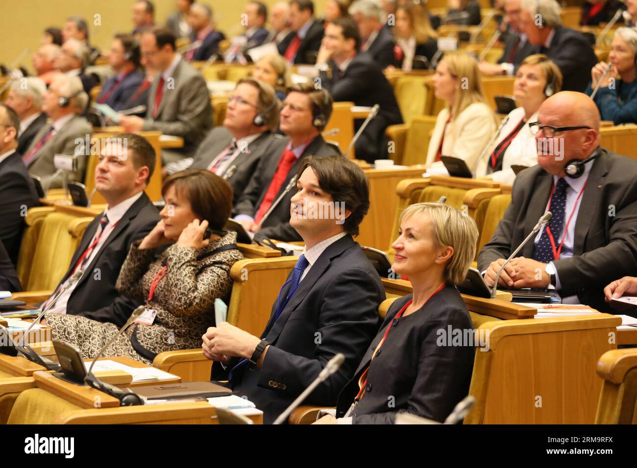 (140530) -- VILNIUS, 30 mai 2014 (Xinhua) -- les participants assistent à la session de printemps de l'Assemblée parlementaire de l'OTAN (AP) à Vilnius, le 30 mai 2014. L'Assemblée parlementaire de l'OTAN (AP) a commencé sa session de printemps ici vendredi, réunissant quelque 600 participants. La session traitera de la situation en Ukraine, en Afghanistan, de l intégration euro-atlantique de la Géorgie, de la sécurité transatlantique, de la cybersécurité spatiale, etc (Xinhua/BU Peng) LITUANIE-VILNIUS-OTAN PA-SPRING SESSION PUBLICATIONxNOTxINxCHN Vilnius Mai 30 2014 des participants XINHUA assistent à la session de printemps de l'Assemblée parlementaire de l'OTAN Banque D'Images