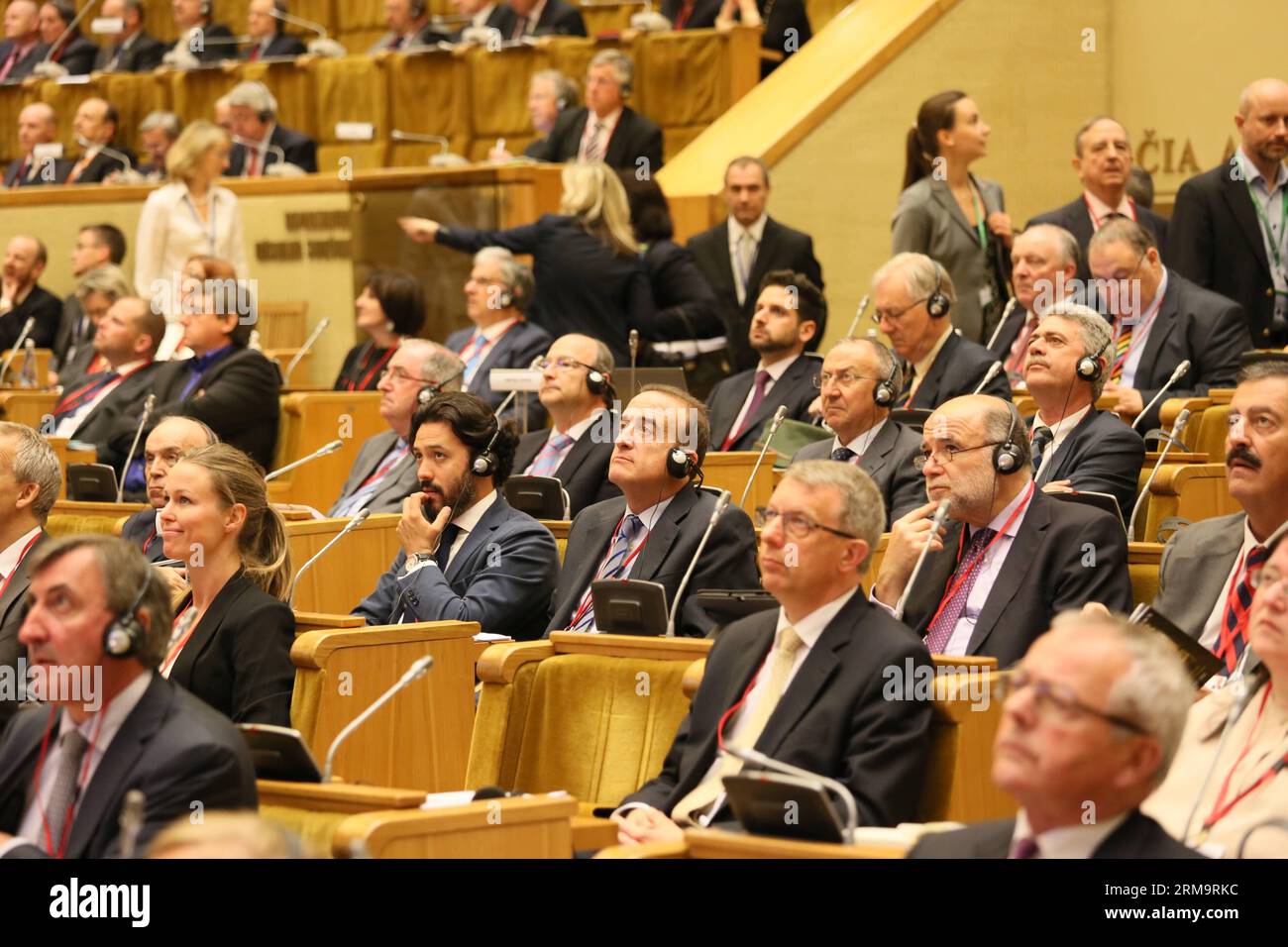 (140530) -- VILNIUS, 30 mai 2014 (Xinhua) -- les participants assistent à la session de printemps de l'Assemblée parlementaire de l'OTAN (AP) à Vilnius, le 30 mai 2014. L'Assemblée parlementaire de l'OTAN (AP) a commencé sa session de printemps ici vendredi, réunissant quelque 600 participants. La session traitera de la situation en Ukraine, en Afghanistan, de l intégration euro-atlantique de la Géorgie, de la sécurité transatlantique, de la cybersécurité spatiale, etc (Xinhua/BU Peng) LITUANIE-VILNIUS-OTAN PA-SPRING SESSION PUBLICATIONxNOTxINxCHN Vilnius Mai 30 2014 des participants XINHUA assistent à la session de printemps de l'Assemblée parlementaire de l'OTAN Banque D'Images