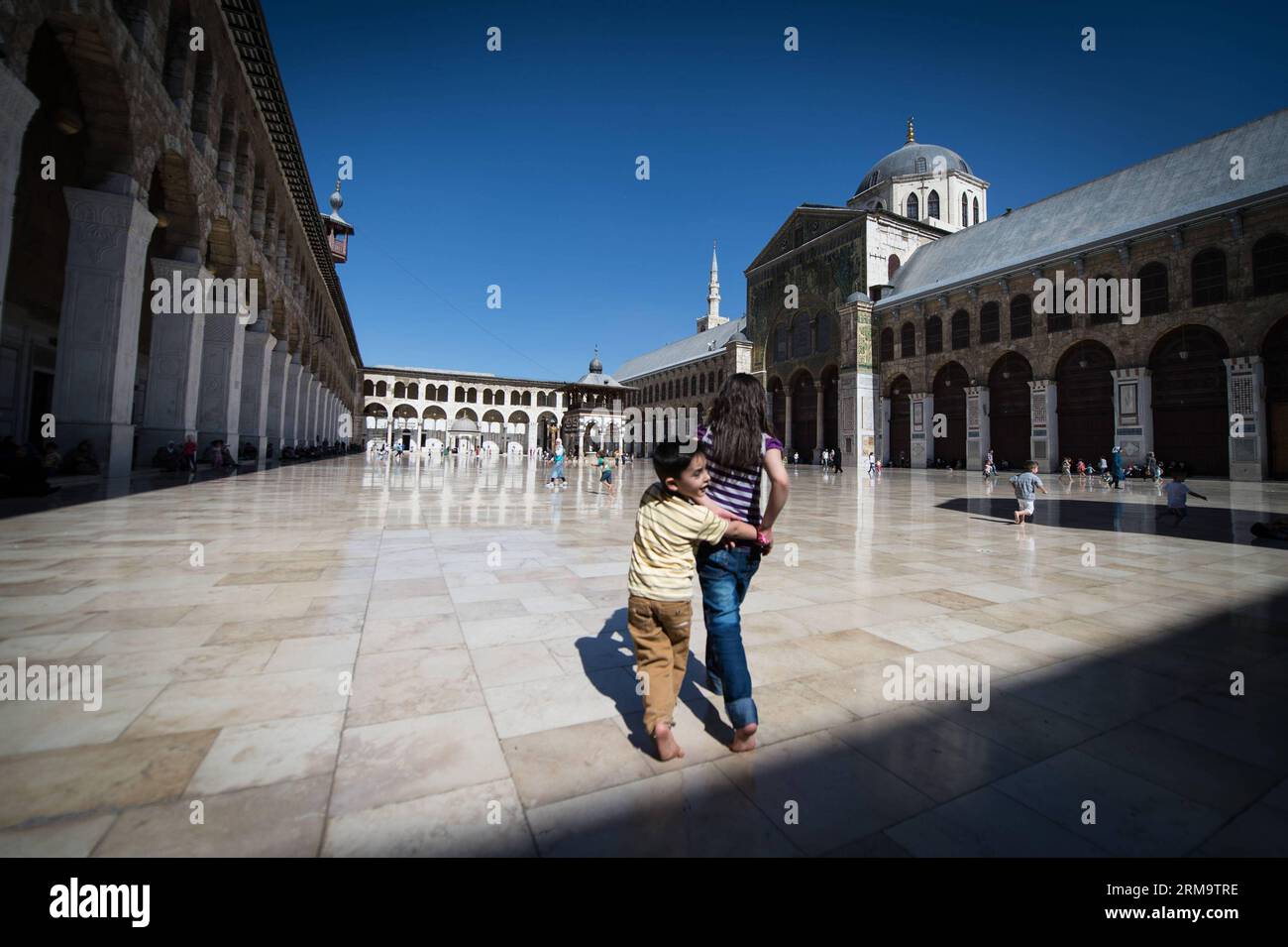 Des enfants syriens jouent à la mosquée Omeyyade à Damas, capitale de la Syrie, le 1 juin 2014, avant l'élection présidentielle du 3 juin. (Xinhua/Pan Chaoyue) SYRIE-DAMAS-ÉLECTION PRÉSIDENTIELLE PUBLICATIONxNOTxINxCHN des enfants syriens jouent À la mosquée Omeyyade à Damas capitale de la Syrie LE 1 2014 juin avant l'ÉLECTION présidentielle DU 3 juin XINHUA Pan Chaoyue Syrie Damas ÉLECTION présidentielle PUBLICATIONxNOTxINxCHN Banque D'Images