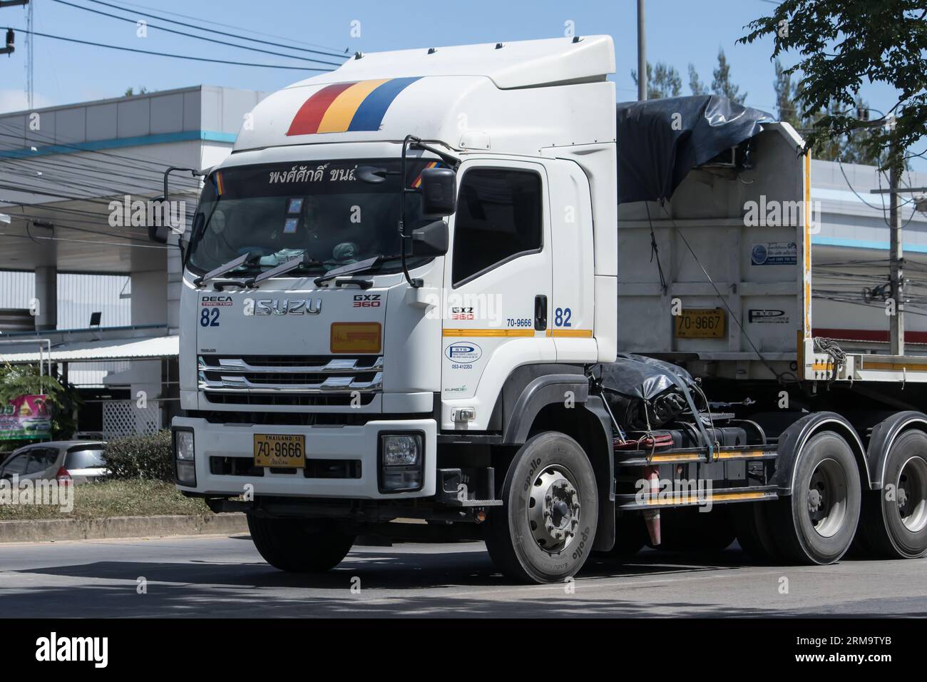 Chiangmai, Thaïlande - juillet 14 2023 : camion de cargaison de conteneur de remorque de PongSak transport Company. Photo à la route no.1001 environ 8 km du centre-ville, Banque D'Images
