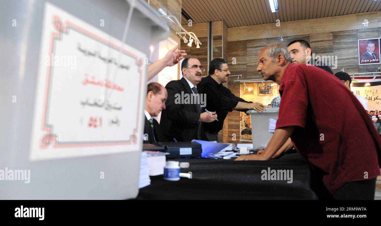 (140603) -- DAMAS, 3 juin 2014 (Xinhua) -- des électeurs ont voté dans un bureau de vote à Damas, Syrie, le 3 juin 2014. La Syrie ouvre mardi son élection présidentielle, au cours de laquelle les électeurs éligibles voteront pour les trois candidats à la présidence du pays, dont le président sortant Bachar al-Assad. (Xinhua/Zhang Naijie)(ctt) SYRIA-DAMASCUS-ELECTION PUBLICATIONxNOTxINxCHN Damas juin 3 2014 des célébrités de XINHUA ont voté DANS un bureau de vote à Damas Syrie juin 3 2014 la Syrie lance mardi son ÉLECTION présidentielle dans laquelle les électeurs éligibles vont voter Banque D'Images