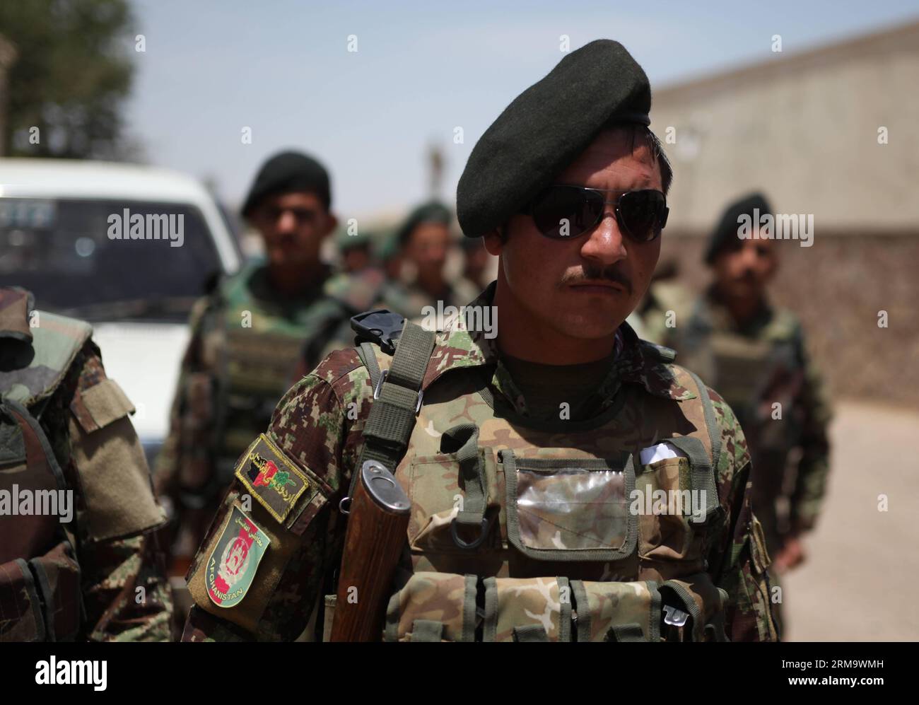 (140603) -- BADGHIS, 3 juin 2014 (Xinhua) -- des soldats afghans montent la garde lors d'une campagne électorale dans la province de Badghis, Afghanistan, le 2 juin 2014. Le second tour de scrutin entre le candidat afghan à la présidence Abdullah Abdullah et l'ancien ministre des Finances Ashraf Ghani Ahmadzai est prévu pour le 14 juin et les résultats définitifs seront annoncés le 22 juillet. (Xinhua/Ahmad Massoud) AFGHANISTAN-BADGHIS-CAMPAGNE ÉLECTORALE-SÉCURITÉ PUBLICATIONxNOTxINxCHN Badghis juin 3 2014 des soldats afghans de XINHUA dressent la garde pendant la campagne ÉLECTORALE dans la province de Badghis Afghanistan LE 2 2014 juin le second tour entre la Presi afghane Banque D'Images