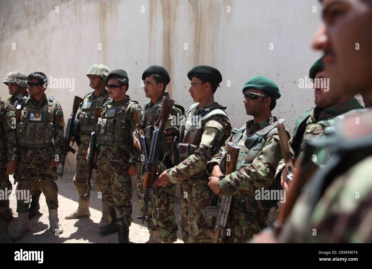 (140603) -- BADGHIS, 3 juin 2014 (Xinhua) -- des soldats afghans montent la garde lors d'une campagne électorale dans la province de Badghis, Afghanistan, le 2 juin 2014. Le second tour de scrutin entre le candidat afghan à la présidence Abdullah Abdullah et l'ancien ministre des Finances Ashraf Ghani Ahmadzai est prévu pour le 14 juin et les résultats définitifs seront annoncés le 22 juillet. (Xinhua/Ahmad Massoud) AFGHANISTAN-BADGHIS-CAMPAGNE ÉLECTORALE-SÉCURITÉ PUBLICATIONxNOTxINxCHN Badghis juin 3 2014 des soldats afghans de XINHUA dressent la garde pendant la campagne ÉLECTORALE dans la province de Badghis Afghanistan LE 2 2014 juin le second tour entre la Presi afghane Banque D'Images