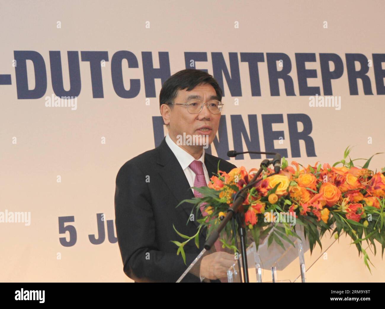 (140606) -- AMSTERDAM, 5 juin 2014 (Xinhua) -- Jiang Jianqing, président de la Banque industrielle et commerciale de Chine (ICBC), prononce un discours au Forum des entrepreneurs sino-néerlandais à Amsterdam, pays-Bas, le 5 juin, 2014.(Xinhua/Pan Zhi)(ctt) NETHERLANDS-AMSTERDAM-FORUM PUBLICATIONxNOTxINxCHN Amsterdam juin 5 2014 XINHUA Jiang Jian Qing Président de la Banque industrielle et commerciale de Chine ICBC Discours au SINO Dutch entrepreneurs Forum à Amsterdam aux pays-Bas juin 5 2014 XINHUA Pan Zhi CTT Netherlands Amsterdam Forum PUBLICATIONxNOTxINxCHN Banque D'Images