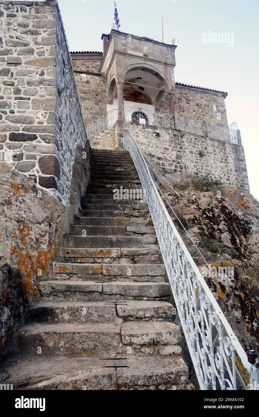 Glykfylousa Panagia. Église notre-Dame du Sweet Kiss sur le haut rocher. Petra ville, Lesbos vues. Banque D'Images