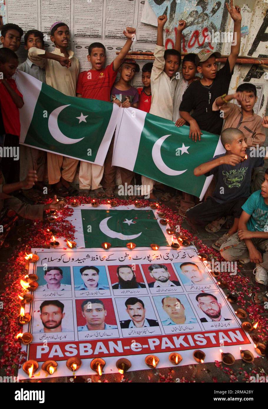 (140611) -- KARACHI, 11 juin 2014 (Xinhua) -- des Pakistanais se sont rassemblés autour de photos de responsables de la sécurité qui ont donné leur vie lors d'une attaque de militants contre l'aéroport de Karachi lors d'une cérémonie de veillée dans la ville portuaire de Karachi, dans le sud du Pakistan, le 11 juin 2014. Au moins 38 personnes, dont 10 militants, ont été tuées dans l'attaque de l'aéroport international Jinnah de Karachi tard dimanche soir. (Xinhua/Arshad) (cy) PAKISTAN-KARACHI-ATTACK-MOUORNING PUBLICATIONxNOTxINxCHN Karachi juin 11 2014 des célébrités pakistanaises de XINHUA se sont rassemblées autour de photos de responsables de la sécurité qui ont donné leur vie dans l'attaque militante O. Banque D'Images
