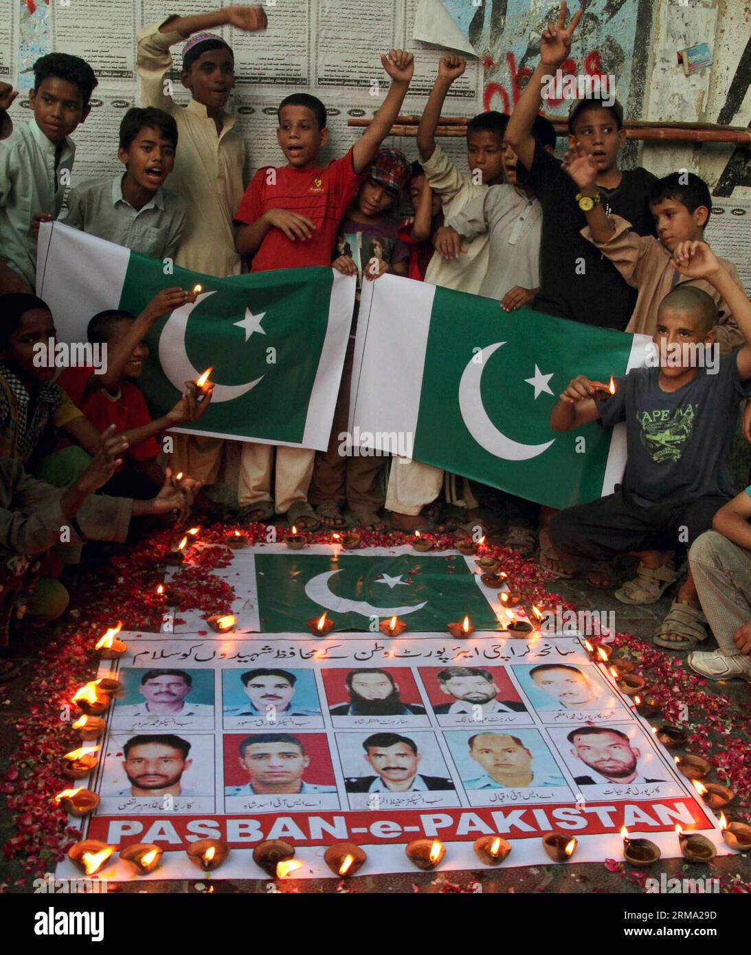 (140611) -- KARACHI, 11 juin 2014 (Xinhua) -- des Pakistanais se sont rassemblés autour de photos de responsables de la sécurité qui ont donné leur vie lors d'une attaque de militants contre l'aéroport de Karachi lors d'une cérémonie de veillée dans la ville portuaire de Karachi, dans le sud du Pakistan, le 11 juin 2014. Au moins 38 personnes, dont 10 militants, ont été tuées dans l'attaque de l'aéroport international Jinnah de Karachi tard dimanche soir. (Xinhua/Arshad) (cy) PAKISTAN-KARACHI-ATTACK-MOUORNING PUBLICATIONxNOTxINxCHN Karachi juin 11 2014 des célébrités pakistanaises de XINHUA se sont rassemblées autour de photos de responsables de la sécurité qui ont donné leur vie dans l'attaque militante O. Banque D'Images
